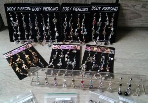 Navelpiercing partij 200 stuks piercings en 1 display