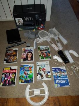 Wii in doos + 7 spellen oa Mario Kart + 2 controllers etc