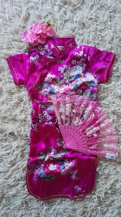 Leuk Chinees jurkje met bv waaier/haarbloem/stokjes/parasol