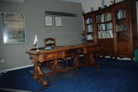 antiek kantoorbureau en boekenkast