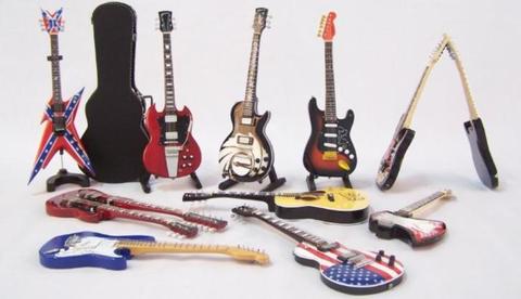 Partij mini gitaren van bekende artiesten ook per stuk