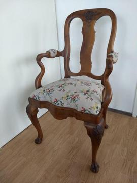 Klassieke brocante stoel met geborduurde zitting met bloemen
