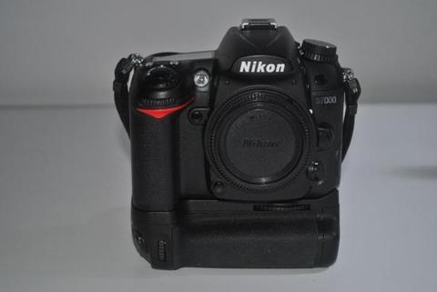 Nikon D7000 body met batterypack en accessoires