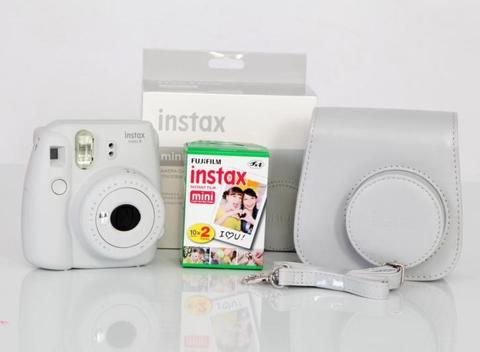 Fuji Instax mini 9 camera & tas Smokey white & 20 foto's