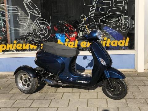 AGM Driewiel benzine scooter geen rijbewijs. 4 takt NIEUW