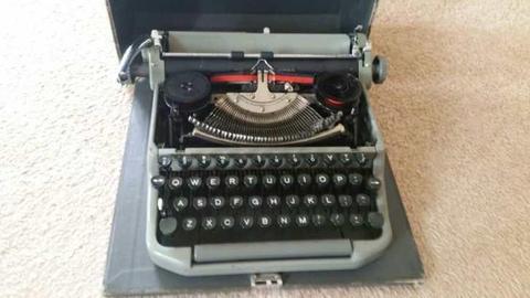 Oude type-/schrijfmachine klaasens