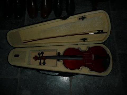 mooie viool met strijkstok en koffer