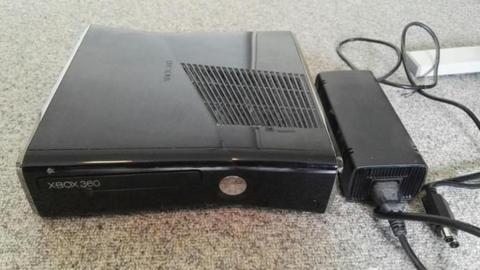 xbox 360 S 250 GB, 2 controllers, oplaadstation, 27 games