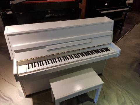 Piano Yamaha 107 wit fabriekslak Japanse bouw nieuwstaat