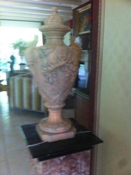 antieke marmeren vaas handgekapt vol marmer groot & unicum