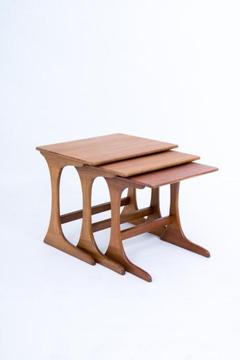 Mooie mimiset / nest of tables gemaakt van teak Deens design