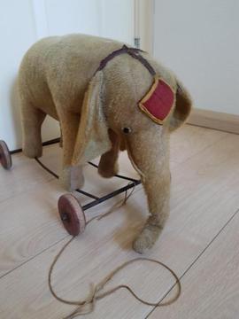 Antieke olifant op wielen 1910 - 1920
