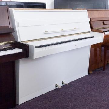 Witte piano en heeft net groot onderhoud gehad, z.g.a.n