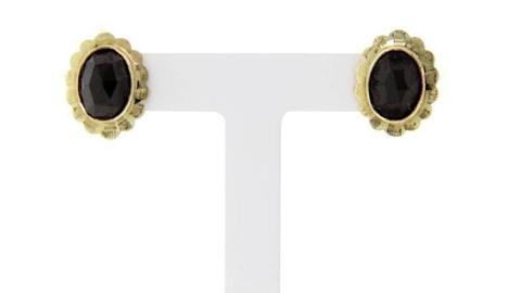 Gouden oorstekers met granaat 14 krt