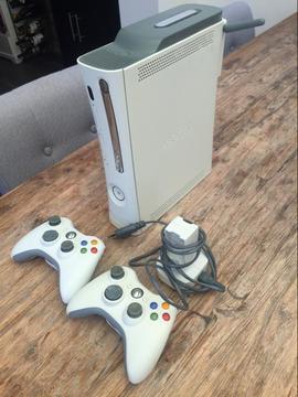 Xbox 360 te koop incl twee controllers en oplader