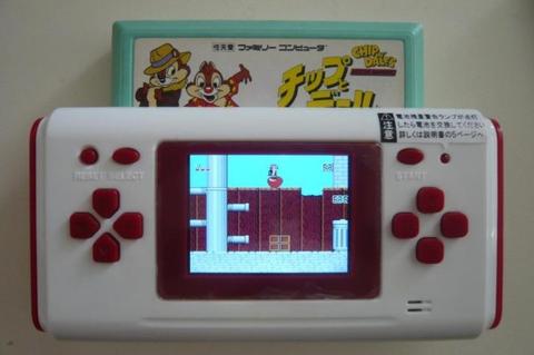 Portable spelcomputer die japanse (nes) famicom games speelt