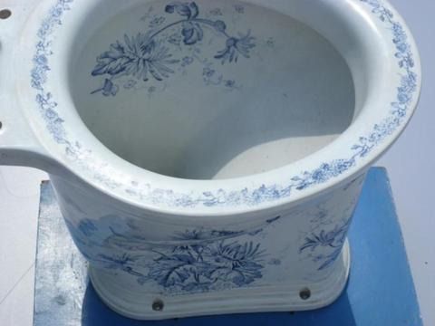 mooi antiek porseleinen toilet