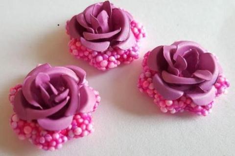 Metalen roosjes op een Foam Clay bloemetje roze 3 stuks Ø 2