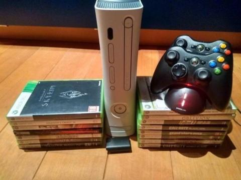 xbox 360 + Kinect + 22 Games + Controller x2 + laadstation