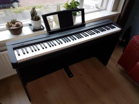 Yamaha p-35 digitale piano met ombouw/staander en voetpedaal