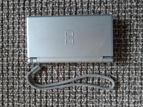 Zilveren Nintendo DS Lite inclusief accessoires en 27 games