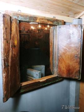 Spiegel.paneel.spiegel met deurtjes.oud hout.stoer.sober