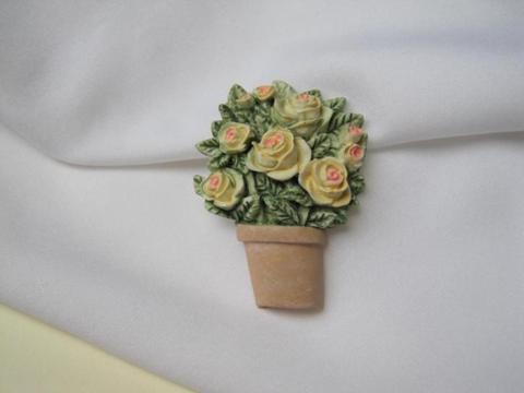 Broche bloempot met rozen 5.7x4.3 cm