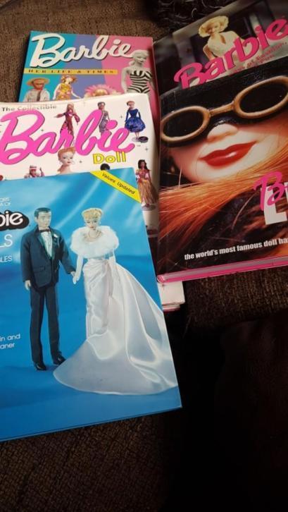 5 Boeken over Barbiepoppen