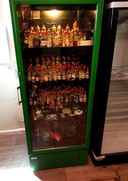 Bols verzameling in Heineken koelkast vitrine bar decoratie