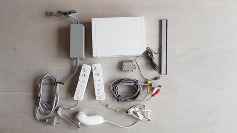 Nintendo Wii + WiiFit + 5 games + bag