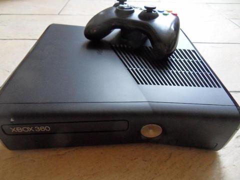 Xbox 360 slim, zwart, met 250 GB, 1 controller en headset