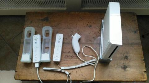Wii Compleet met 2 controlers oplaadstation en spellen