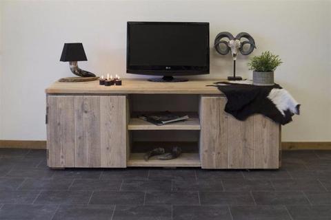 Leuk TV meubel van gebruikt steigerhout