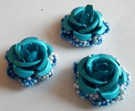 Metalen roosjes op een Foam Clay bloemetje blauw 3 stuks Ø 2