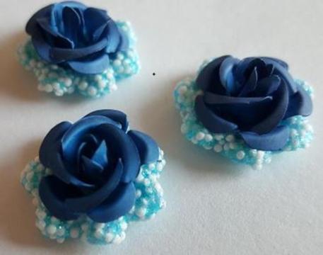 Metalen roosjes op een Foam Clay bloemetje blauw/glitter 3 s