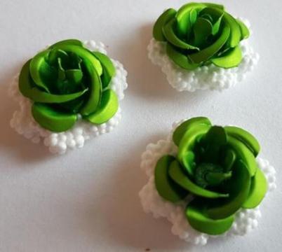 Metalen roosjes op een Foam Clay bloemetje groen/wit 3 stuks