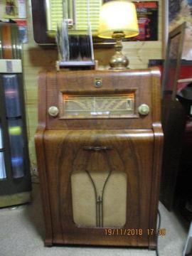 Vintage ten top: Radio/platenspeler meubel van Brandsteder