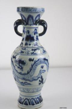 oude vaas chinees porselein versierd met chinese draken