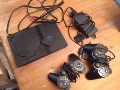 Playstation 2 omgebouwd + 2 controllers