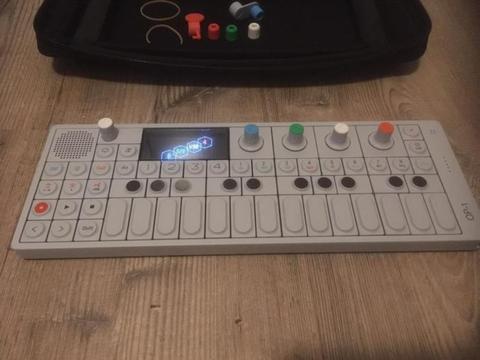 OP-1 Teenage engineering Portable Synth + Case & Accesoires