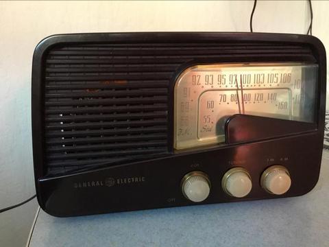 General electric am fm radio 1951 speeld ,ook via internet