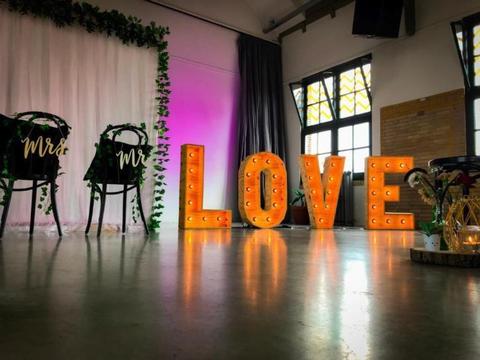 Verlichte LOVE letters / lichtletters voor je bruiloft huren