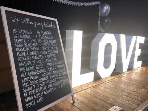 Te huur verlichte LOVE-letters: backdrop huwelijk/bruilof