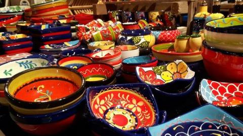 Kleurrijk Spaans aardewerk