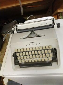 Adler typemachine met koffer
