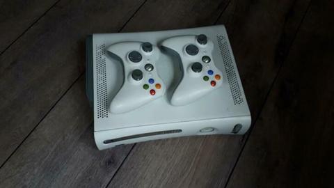 X box 360 met 2 controllers en 8 games