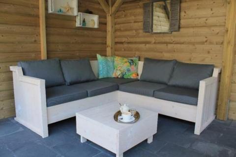 Steigerhouten hoekbank. Loungebank met gratis hocker