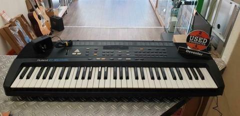 Roland E-16 Intelligent Synthesizer met adapter