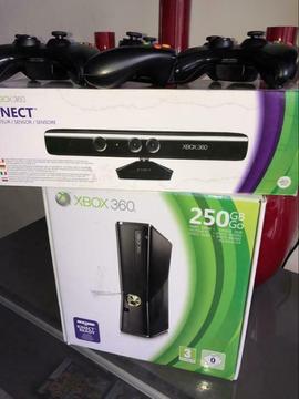 Xbox slim 250 GB KINECT EN CONTROLLERS