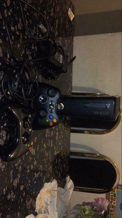 Xbox 360 + 2 Controllers en spelletjes + Kabels